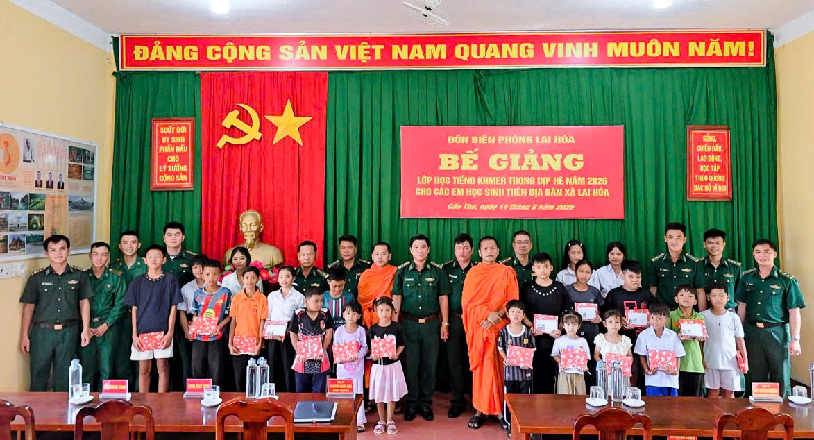 Các đại biểu chụp hình lưu niệm với các em học sinh tại buổi lễ bế giảng. Ảnh: Văn Long