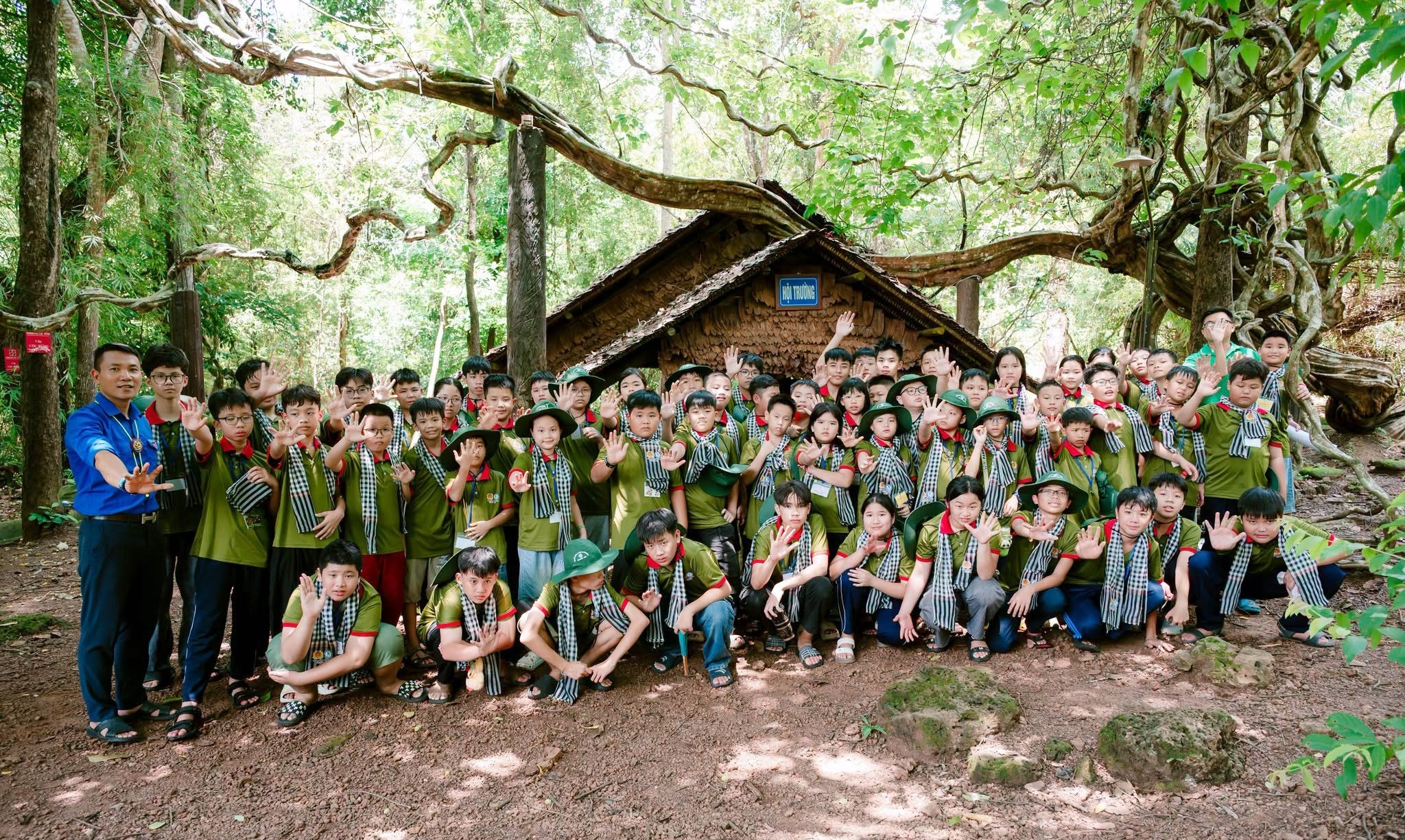 Các em thiếu nhi thành phố Đồng Nai check in tại Khu Di tích Quốc gia Đặc biệt - Bộ Chỉ huy Quân giải phóng miền Nam Việt Nam (Căn cứ Tà Thiết).