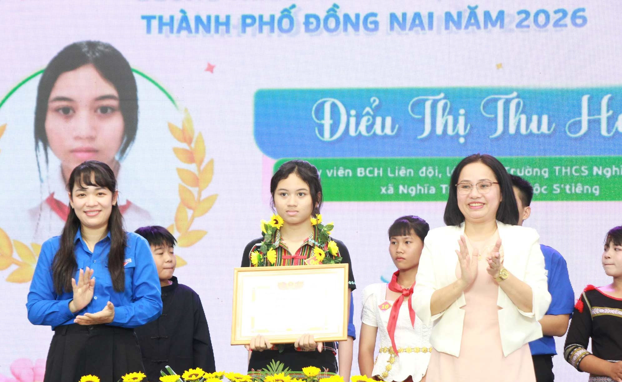 Em Điểu Thị Thu Hoài, dân tộc Xtiêng, học sinh lớp 71, Trường THCS Nghĩa Trung, nhận Bằng khen do Thành đoàn TP. Đồng Nai trao tặng. Ảnh Nga Sơn