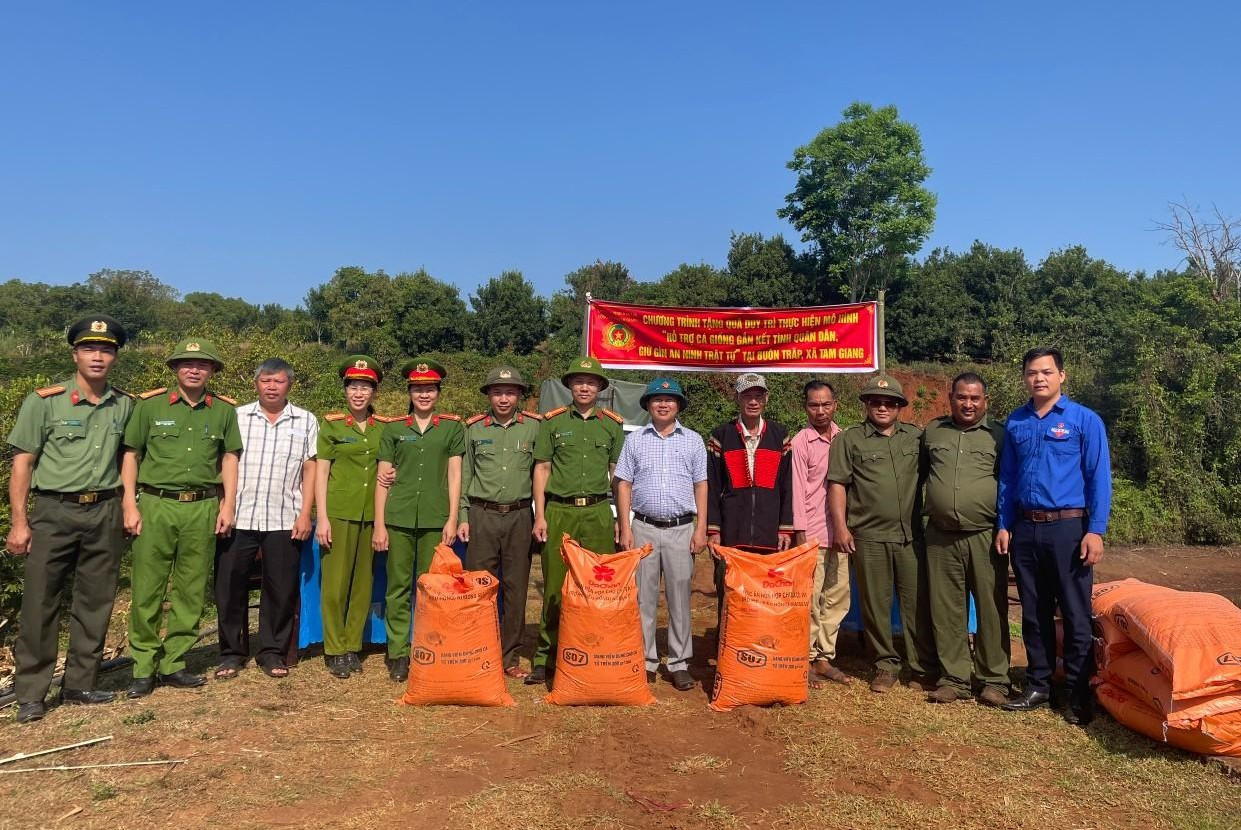 Lãnh đạo UBND xã Tam Giang cùng lực lượng Công an, Đoàn xã tặng thức ăn cho cá, đồng hành với người dân chăm sóc cá