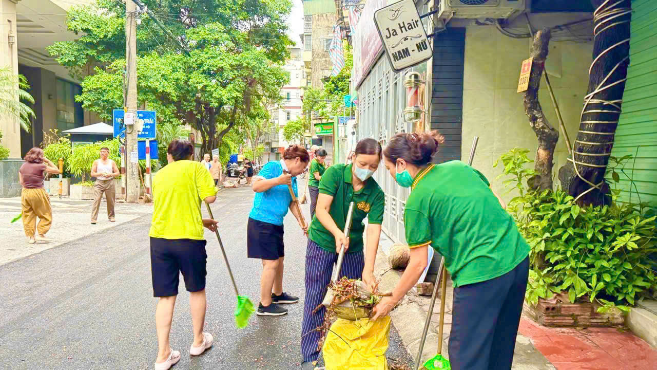 Chị Hà tham gia hoạt động dọn sạch đường phố trong mùa Vu Lan. Ảnh Việt Hà