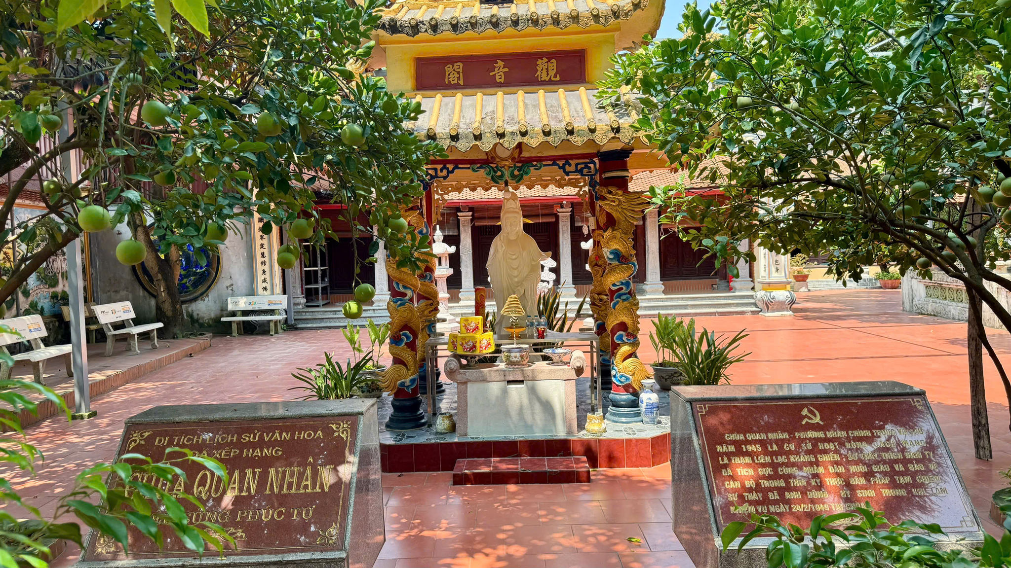 Đến chùa trong mùa Vu Lan, nhiều Phật tử tìm hiểu và thực hành những giá trị như lòng từ bi, tinh thần không sát sinh và sự biết đủ trong đời sống. Ảnh: Việt Hà