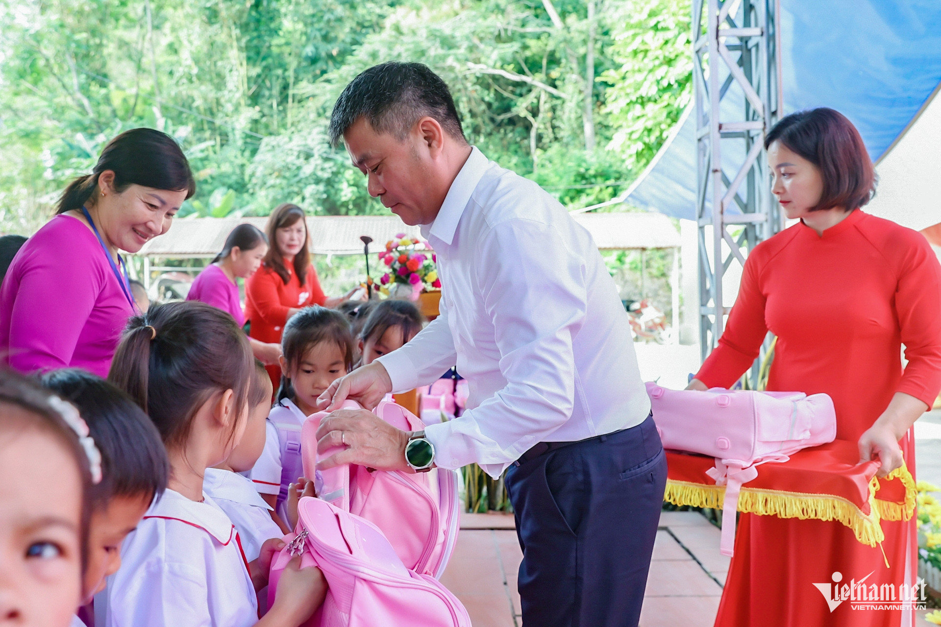 trao quà học sinh điểm trường Bình Lăng Cao Bằng.jpg