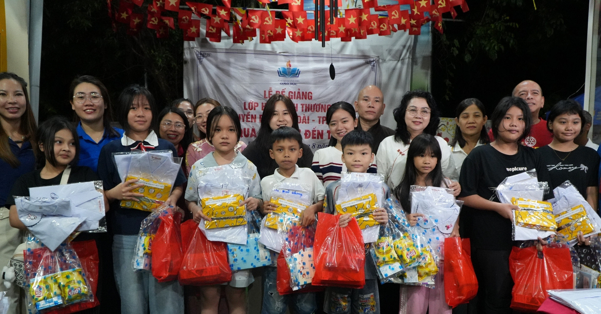 Để trẻ không lỡ ngày tựu trường: Những chiếc áo trắng từ lớp học bên cửa Phật 
