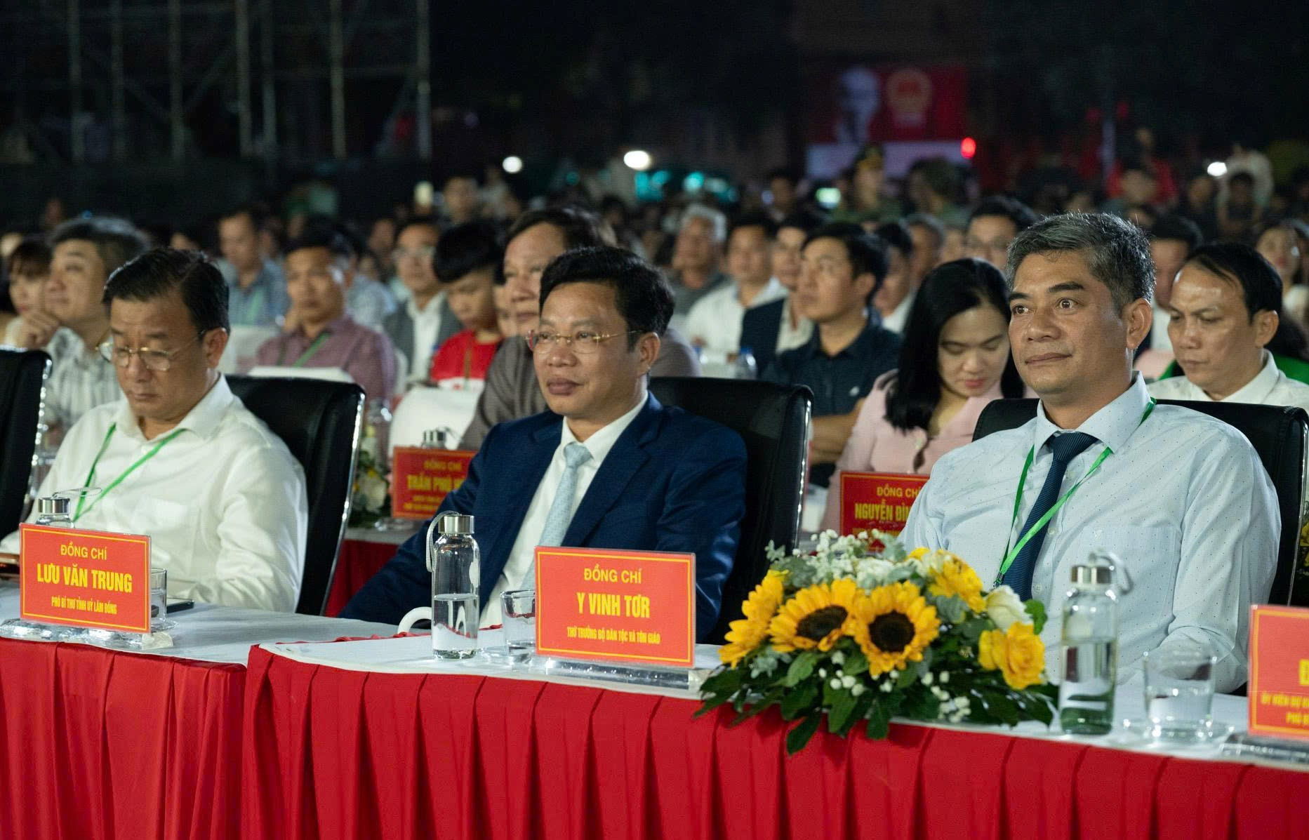 Thứ trưởng Bộ Dân tộc và Tôn giáo Y Vinh Tơr (bìa phải) dự khai mạc Lễ hội Sầu riêng Đắk Lắk năm 2026