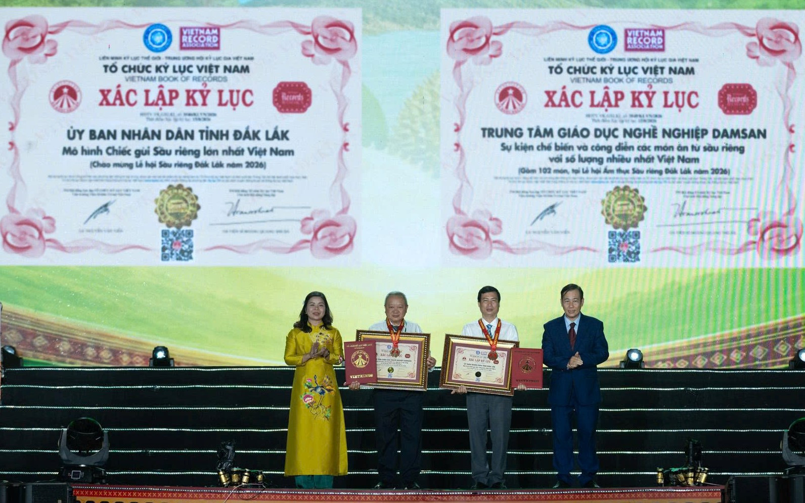 Tổ chức Kỷ lục Việt Nam trao Bằng chứng nhận 2 Kỷ lục Việt Nam được xác lập tại Lễ hội