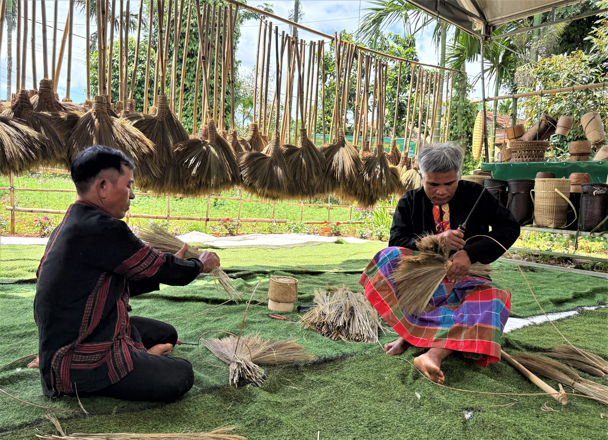 Đến đây du khách được tìm hiểu trang phục, nhạc cụ, kiến trúc, nghề truyền thống như đan chổi đót