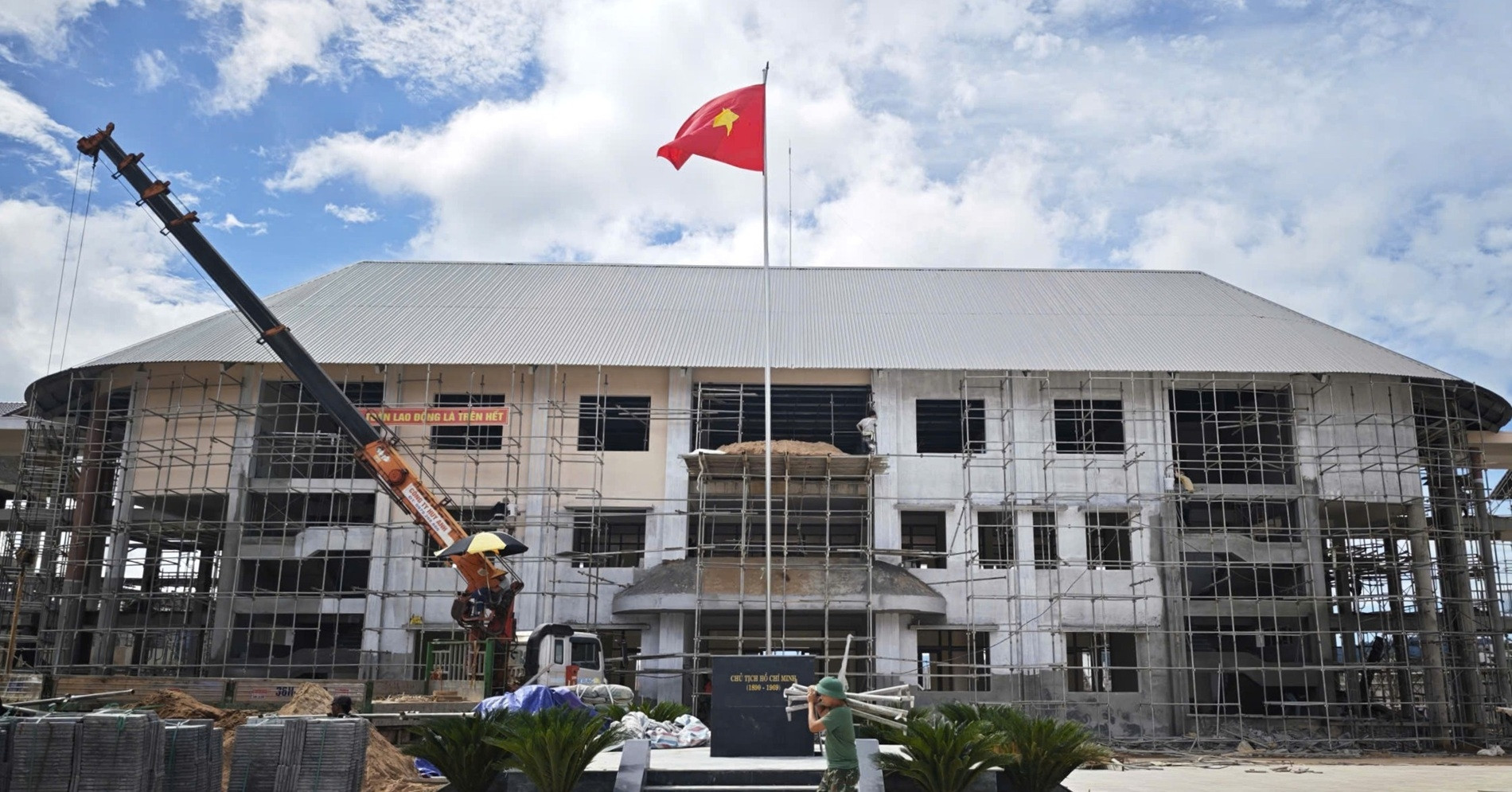A Lưới: Gần 500 người chạy đua với thời gian, hoàn thiện trường nội trú 