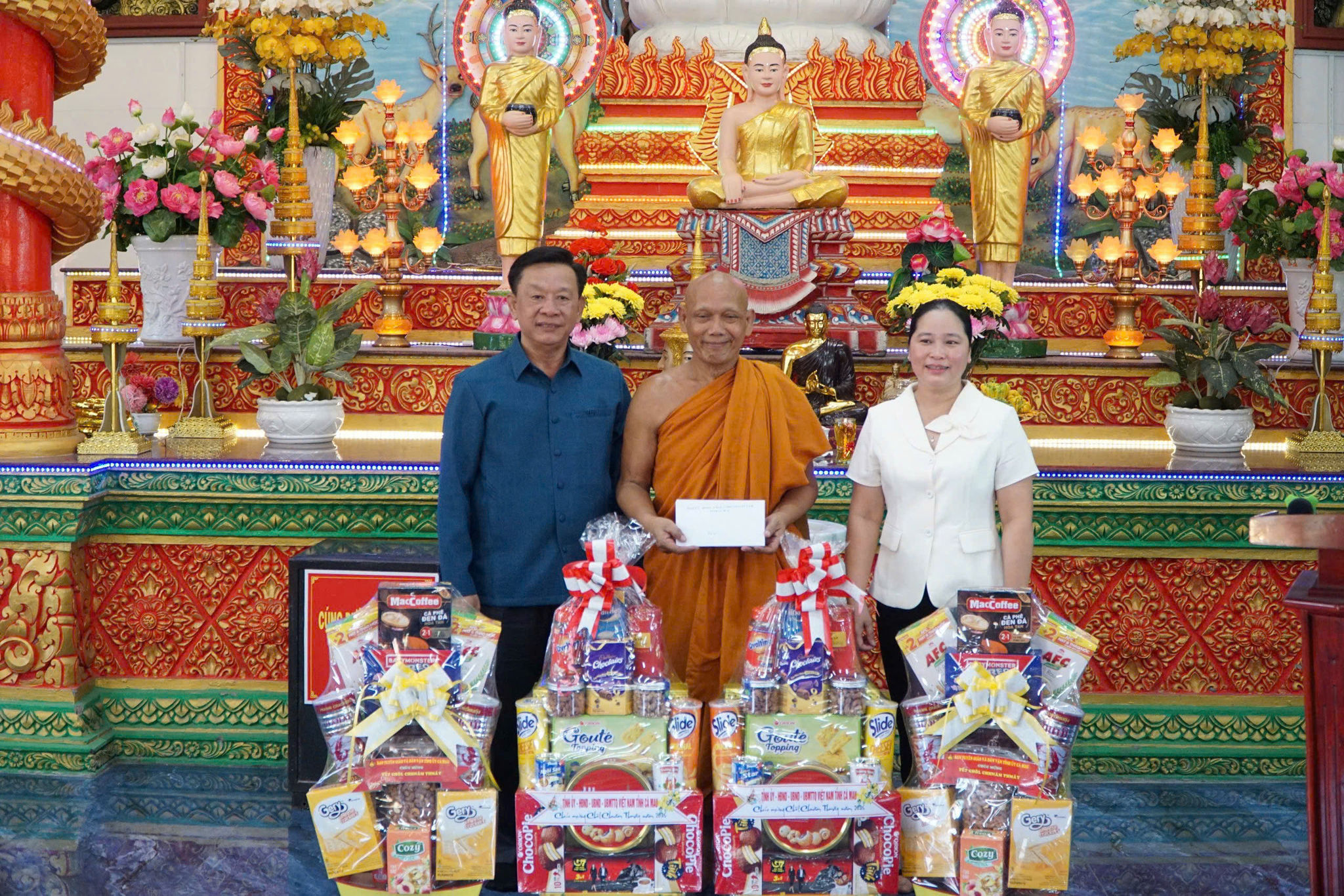 Trong những năm qua, lãnh đạo tỉnh Cà Mau luôn quan tâm tạo điều kiện cho Người có uy tín thực hiện vai trò nồng cốt trong vùng đồng bào. Ảnh: Như Tâm