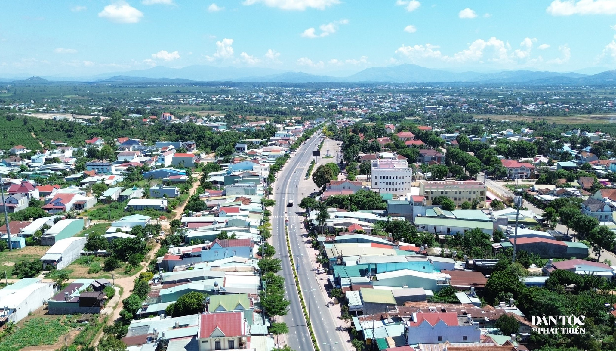 Ban Thường vụ Tỉnh ủy Quảng Ngãi yêu cầu Đảng ủy UBND tỉnh hoàn thành xây dựng phương án điều chỉnh đơn vị hành chính cấp xã trước ngày 31/8/2026. Ảnh: Ngọc Chí