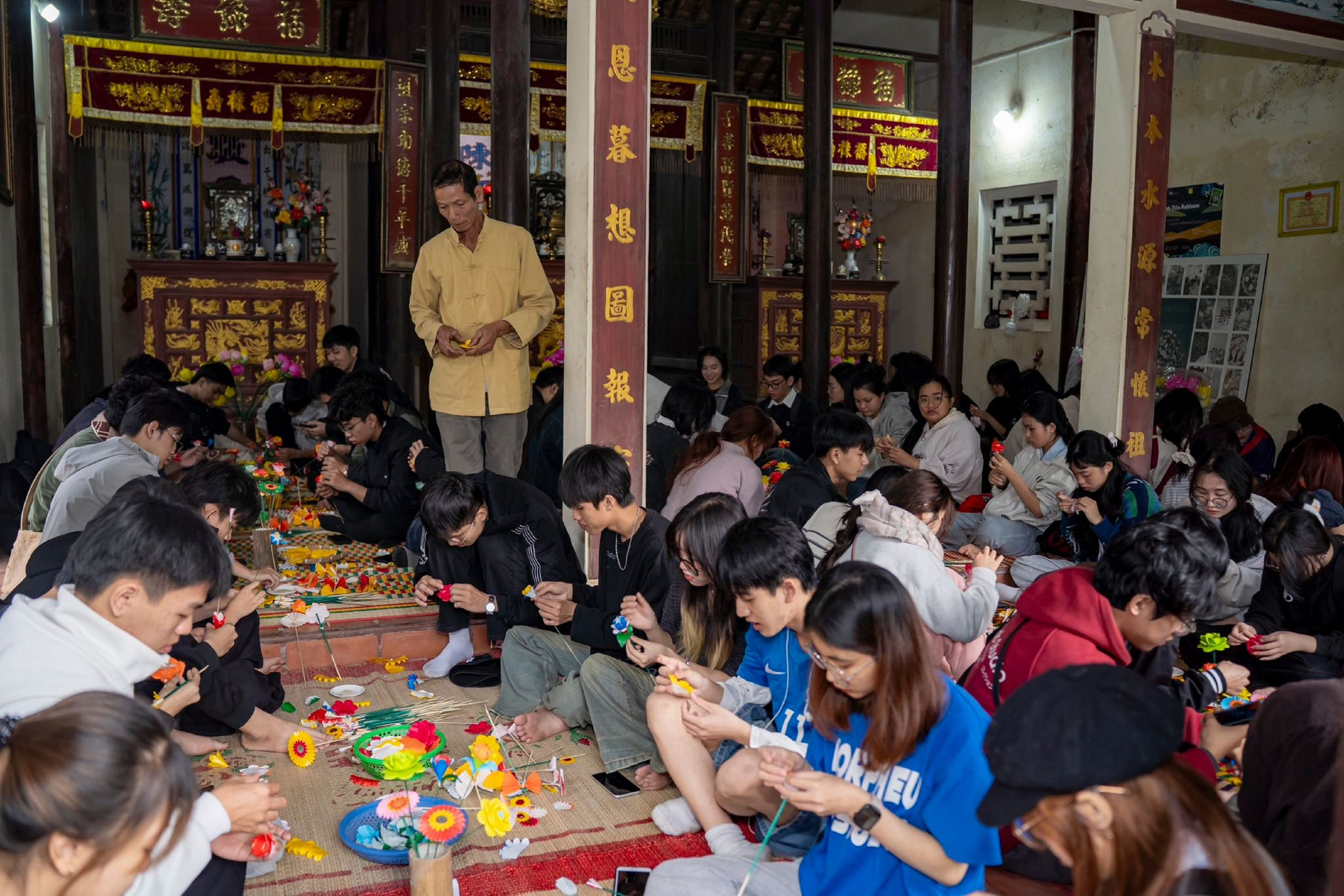 Tour tham quan làng hoa giấy Thanh Tiên thu hút nhiều du khách trong và ngoài nước khi đến tham quan TP. Huế.