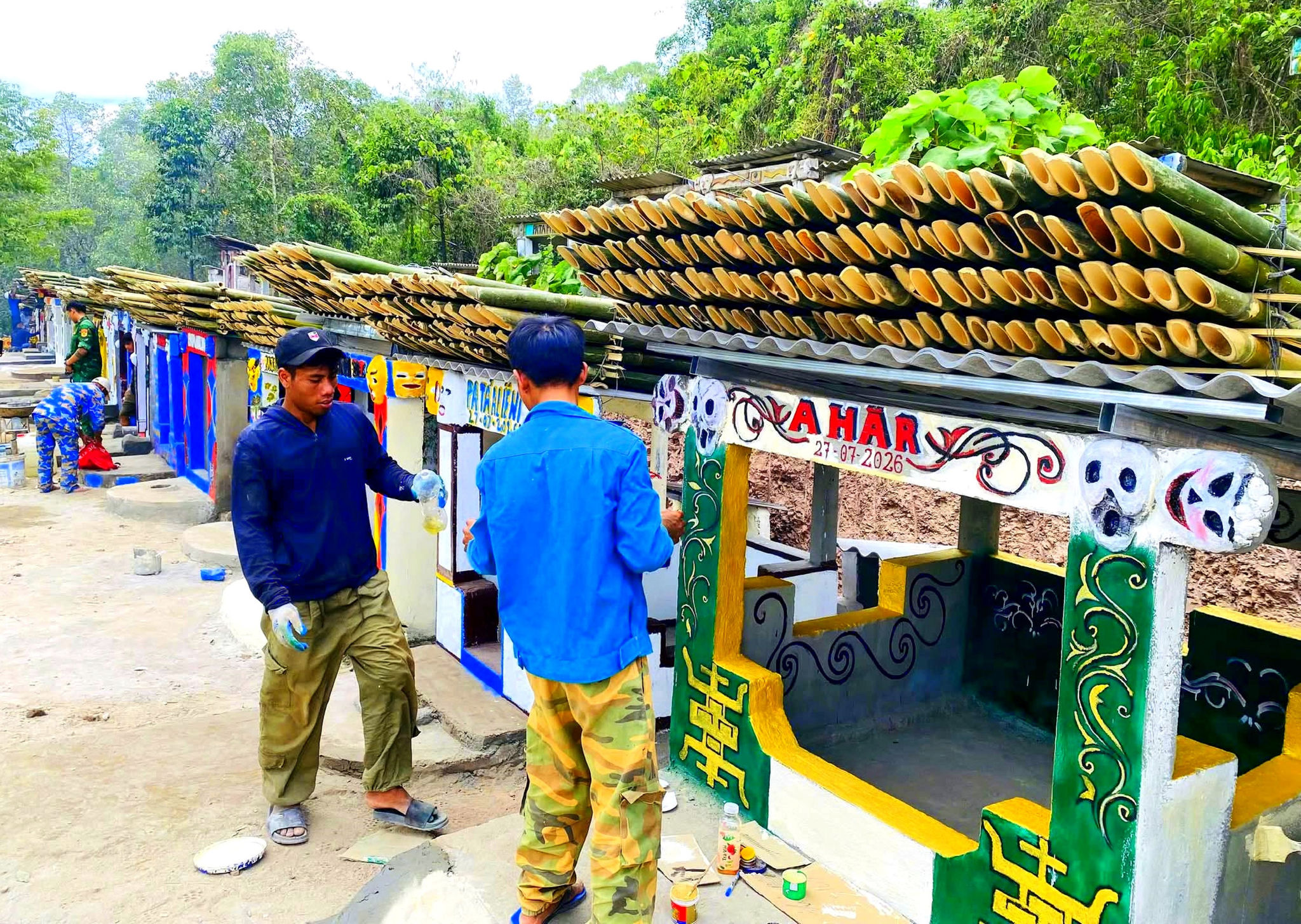 Cộng đồn Tà Ôi trang trí những ngôi nhà mồ kiên cố, phục vụ nghi lễ Ariêu Piing.