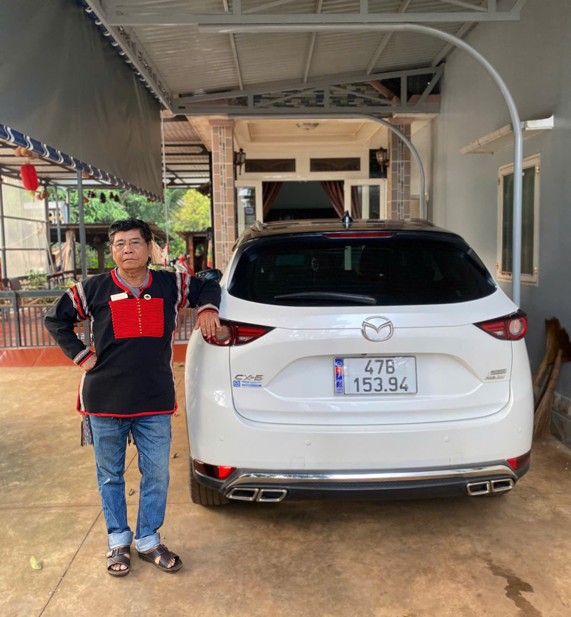 Ama Thông, buôn Ko Tam, phường Tân Lập, tỉnh Đắk Lắk, trở thành tỷ phú nhờ trồng sầu riêng.