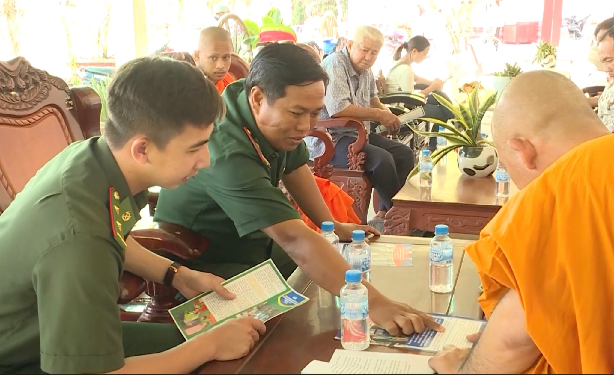 Trung tá Chau Lai Chữ, Đội trưởng Đội Kiểm tra giám sát Trạm cửa khẩu Khánh Bình tuyên truyền Luật biên phòng đến Người có uy tín và hức sắc tôn giáo. Ảnh: Như Tâm