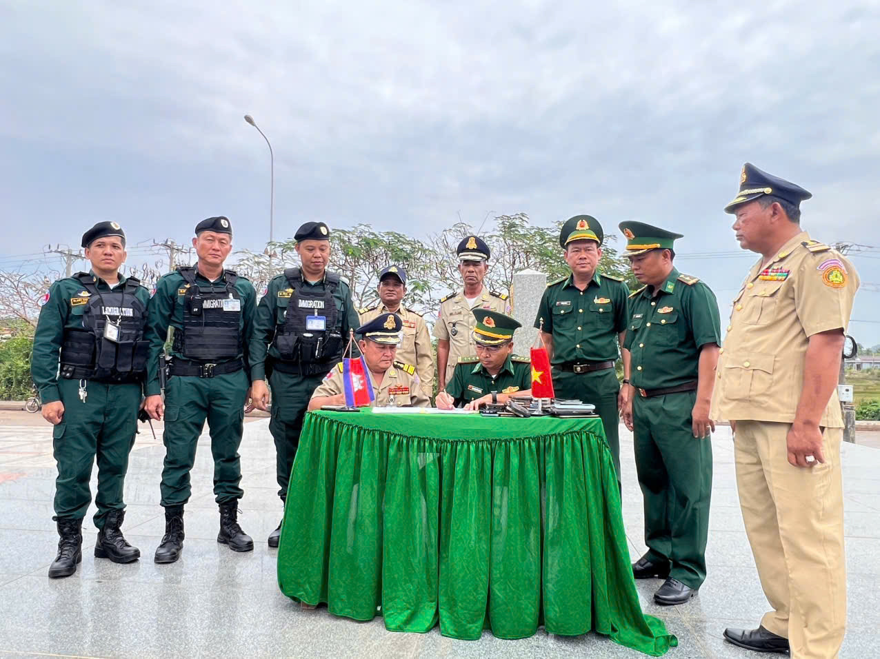Trung tá Chau Lai Chữ ( đứng thứ 2 từ phải qua), đang thực hiện nhiệm vụ phiên dịch. Ảnh: Như Tâm
