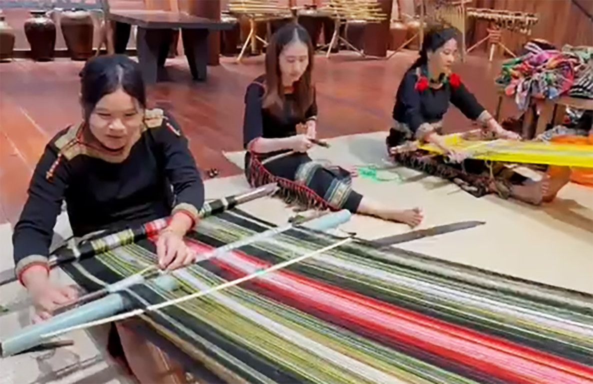 [Short Video] Trải nghiệm dệt thổ cẩm cùng nghệ nhân Ê Đê 