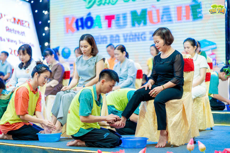 Nghi thức rửa chân cho cha mẹ nhắc nhở mỗi người về lòng biết ơn đối với đấng sinh thành. Ảnh: ChuaBaVang.