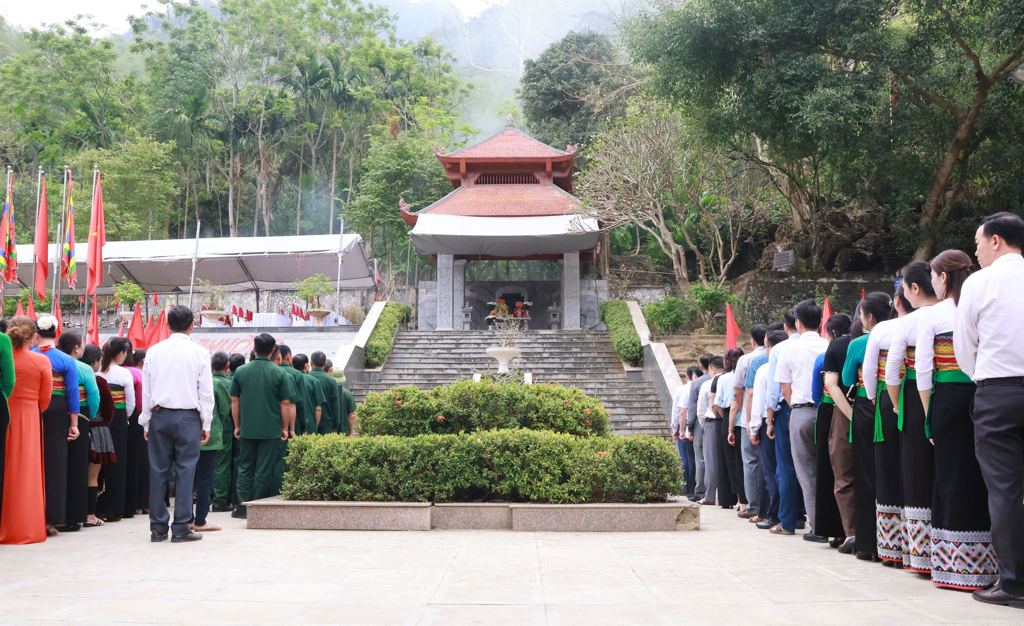 Di tích lịch sử cách mạng quốc gia Hang Co Phương là nơi tưởng niệm 11 dân công hỏa tuyến hy sinh trong kháng chiến chống Pháp.