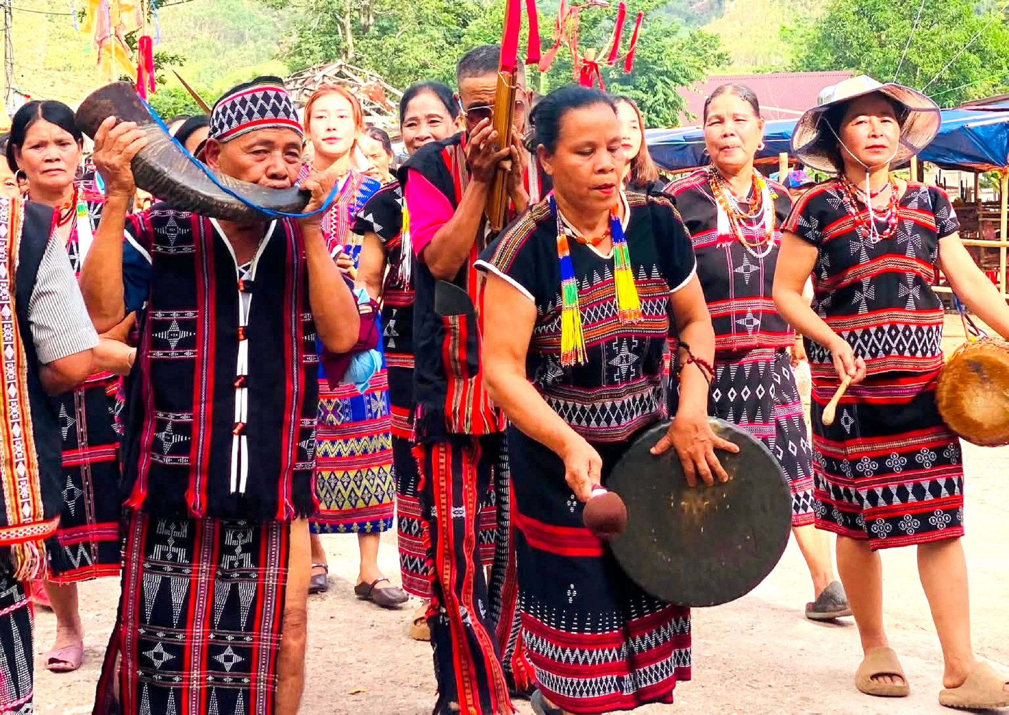 Lễ hội Ariêu Piing của người Tà Ôi thường được tổ chức sau nhiều năm, với các nghi lễ tâm linh và hoạt động cộng đồng đặc sắc.