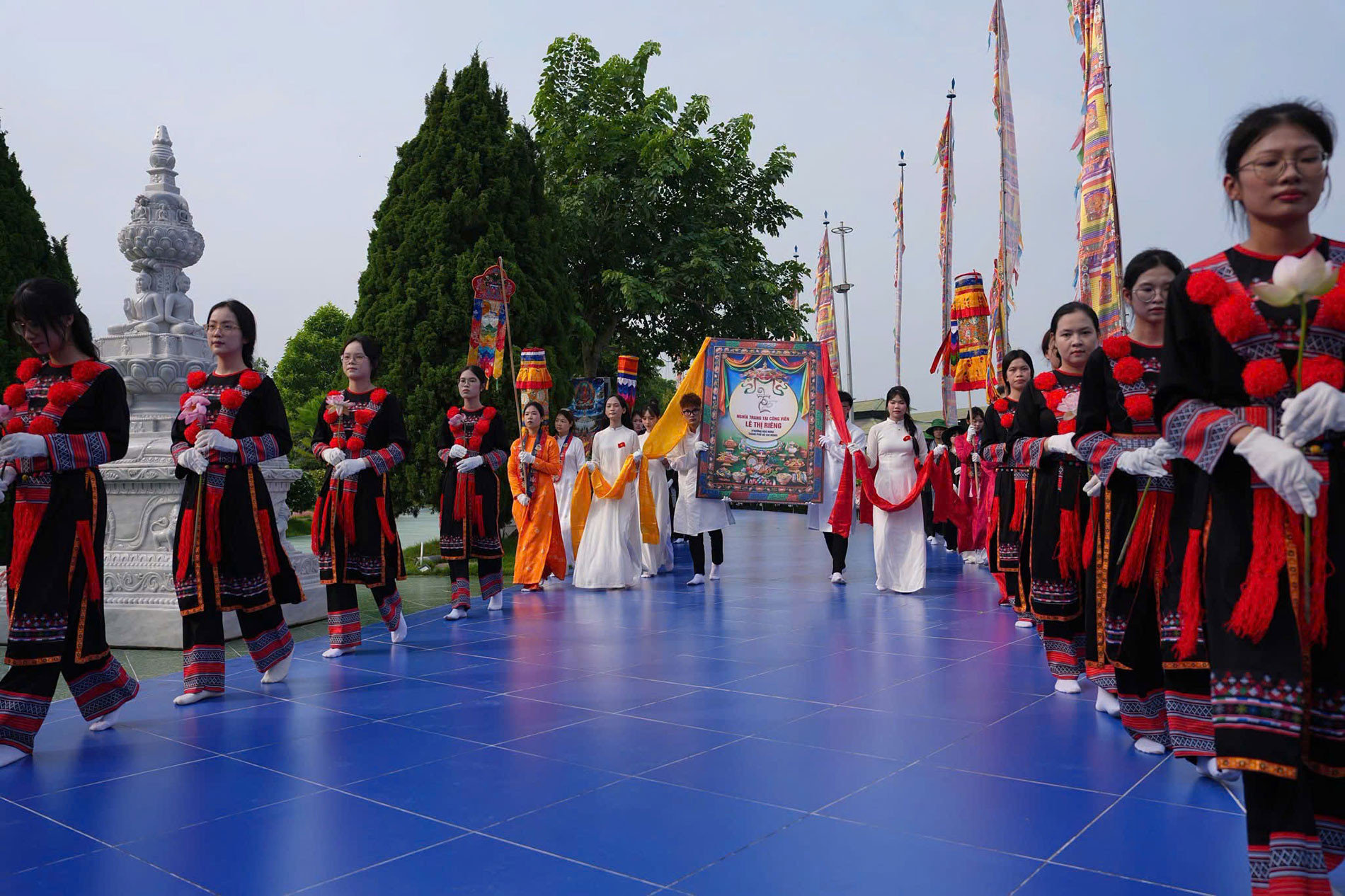 Khối cung rước tòa linh vị Liệt sĩ tại Công viên Lê Thị Riêng .jpg