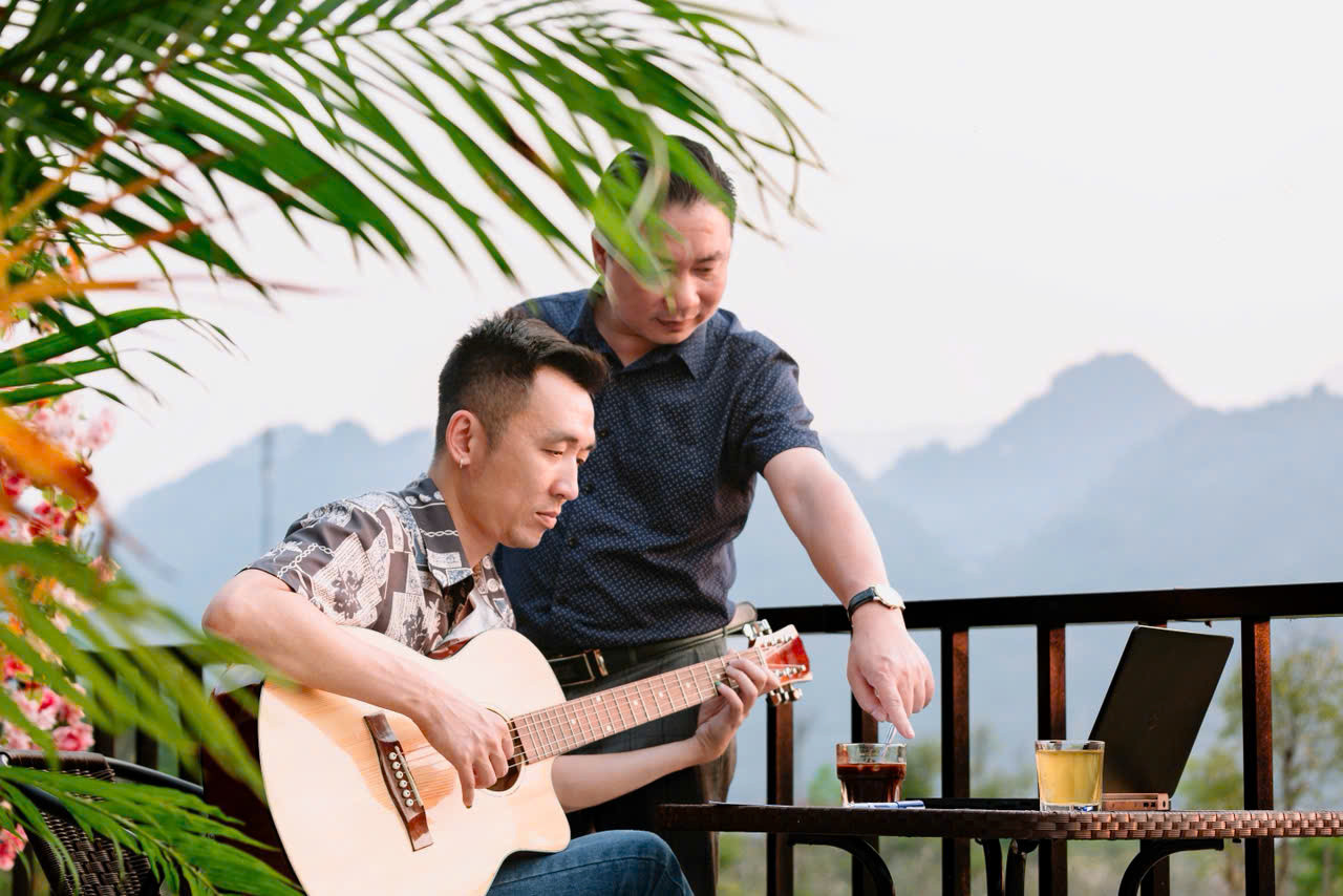 Các hội viên Chi hội Nhạc sĩ Việt Nam tỉnh Lai Châu giao lưu, giới thiệu những sáng tác mới.