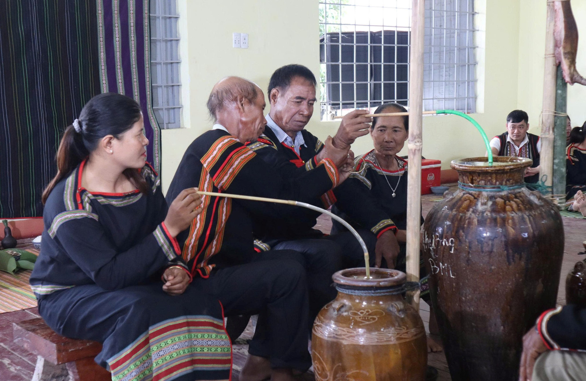 Con cháu và người thân trong gia đình tổ chức Lễ mừng thọ ông Y Mang Ênuôl, ở buôn M’liêng