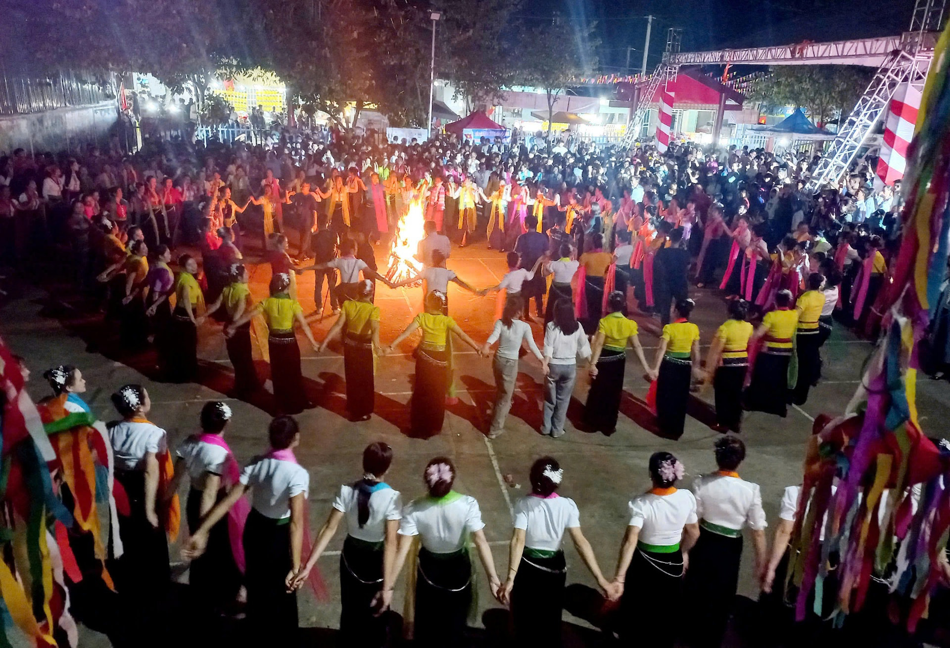 Điệu xòe Thái là chất liệu để nhạc sĩ Vương Khon sáng tác ca khúc “Điệu xòe thương nhau”, một tác phẩm nổi tiếng ở vùng Tây Bắc.