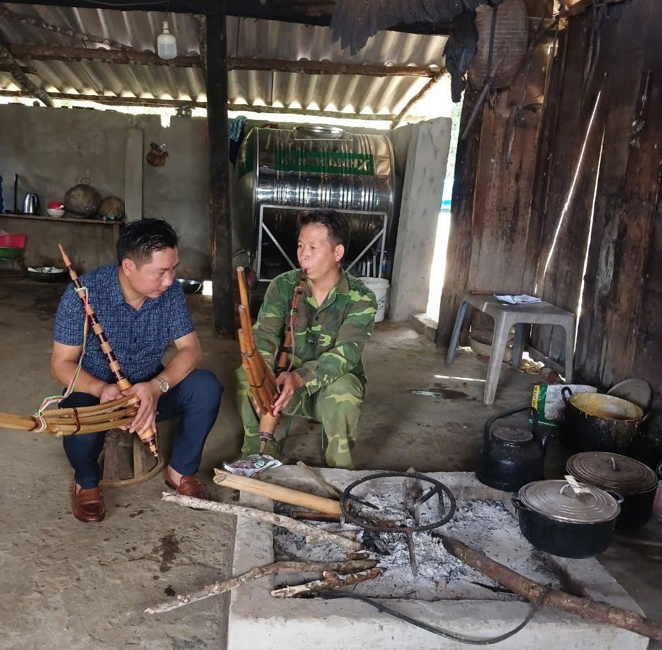 NSƯT, nhạc sĩ Minh Cừ giao lưu khèn Mông cùng trai bản Gia Khâu.