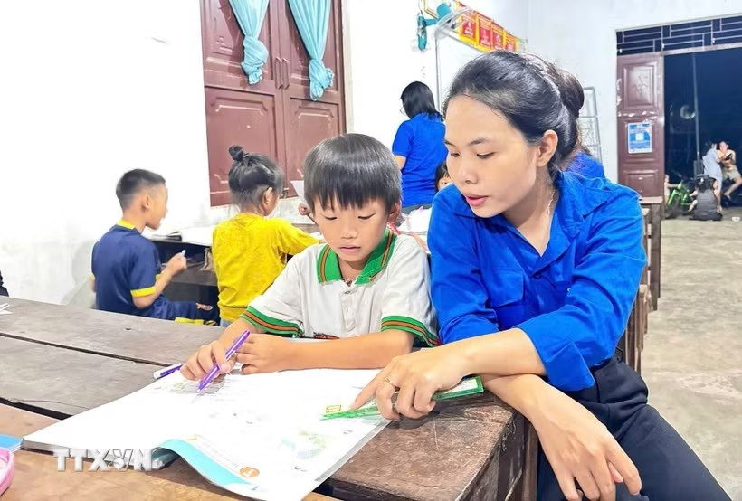 Đội hình Hoa phượng đỏ phối hợp chi đoàn cơ sở dạy hè miễn phí cho thiếu nhi
