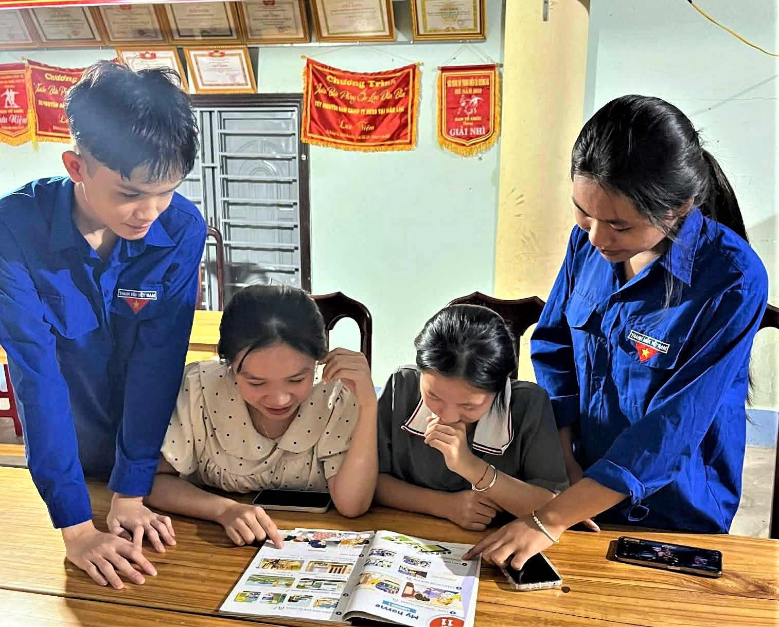 Lớp học tiếng Anh miễn phí của đội hình tình nguyện “Hoa Phượng đỏ” tại xã Ea Nuôl