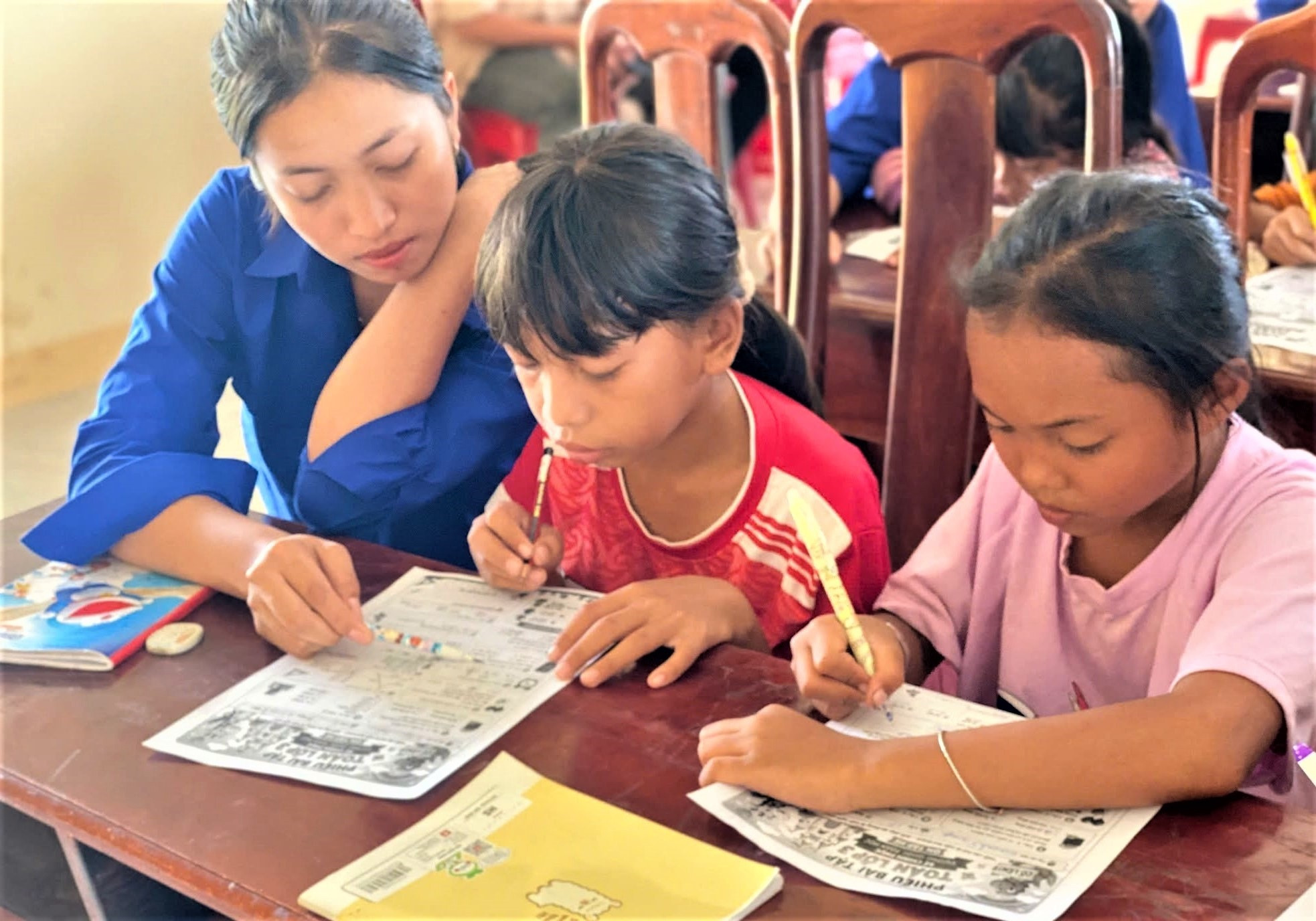 Lớp ôn tập hè miễn phí cho học sinh xã Ea Nuôl