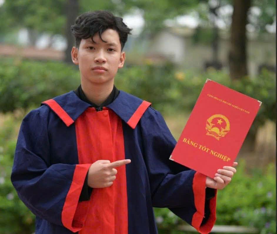 Nam sinh Phú Thọ viết đơn tình nguyện nhập ngũ sau khi có giấy báo trúng tuyển đại học 