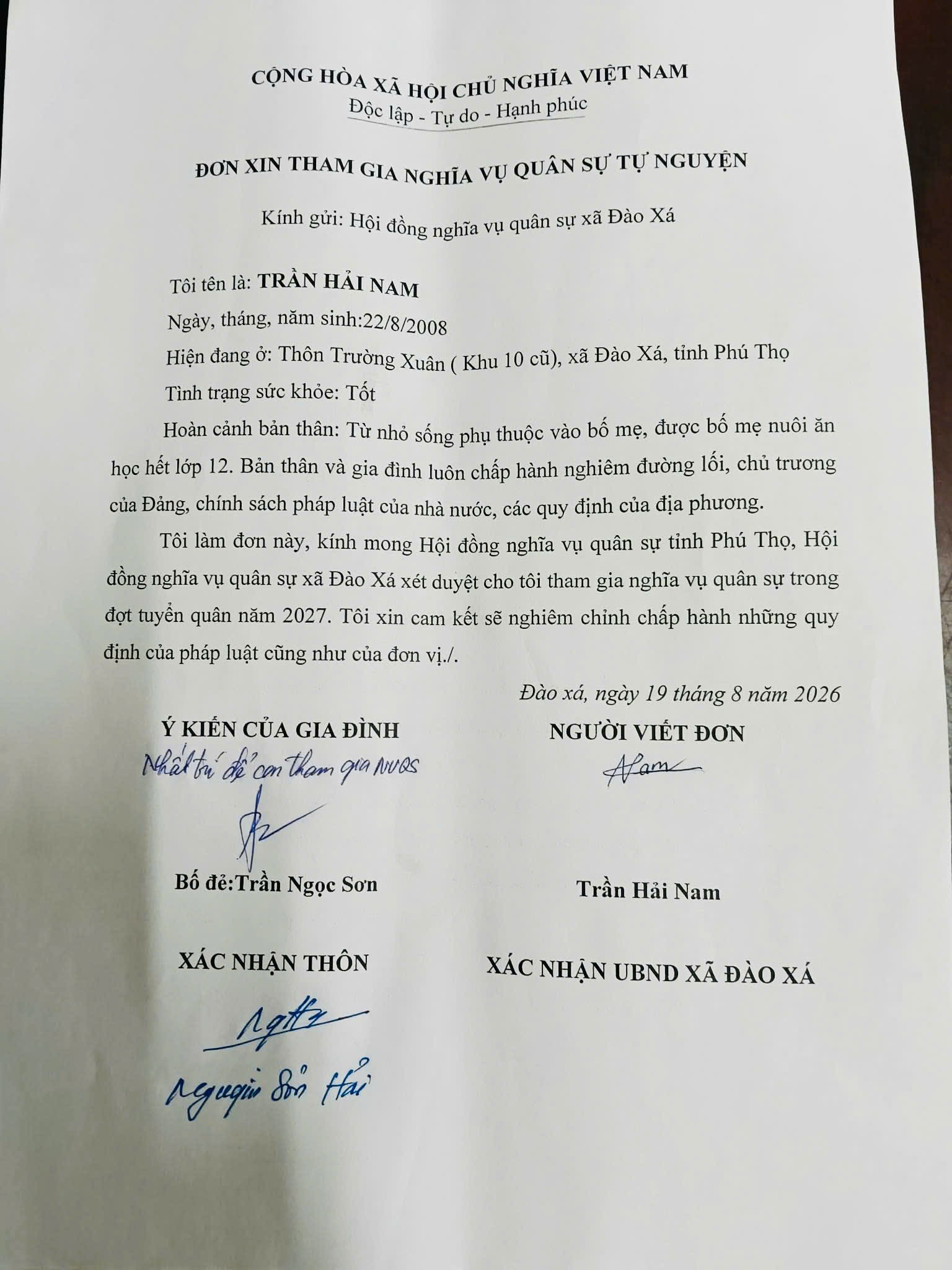 Lá đơn tình nguyện nhập ngũ của Trần Hải Nam sau khi em nhận giấy báo trúng tuyển đại học. Ảnh: NVCC
