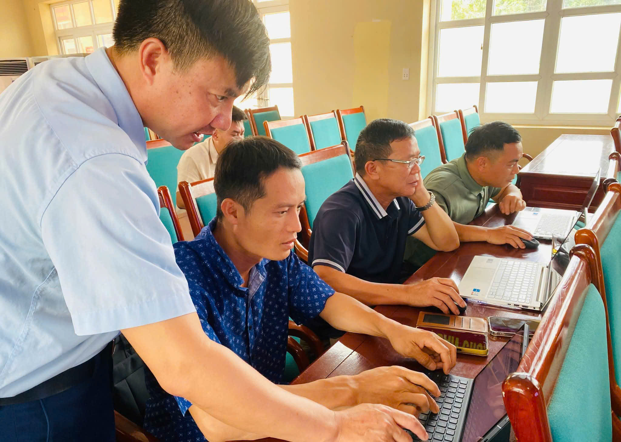 Các học viên đươc hướng dẫn thực hành ứng dụng trí tuệ nhân tạo (AI)