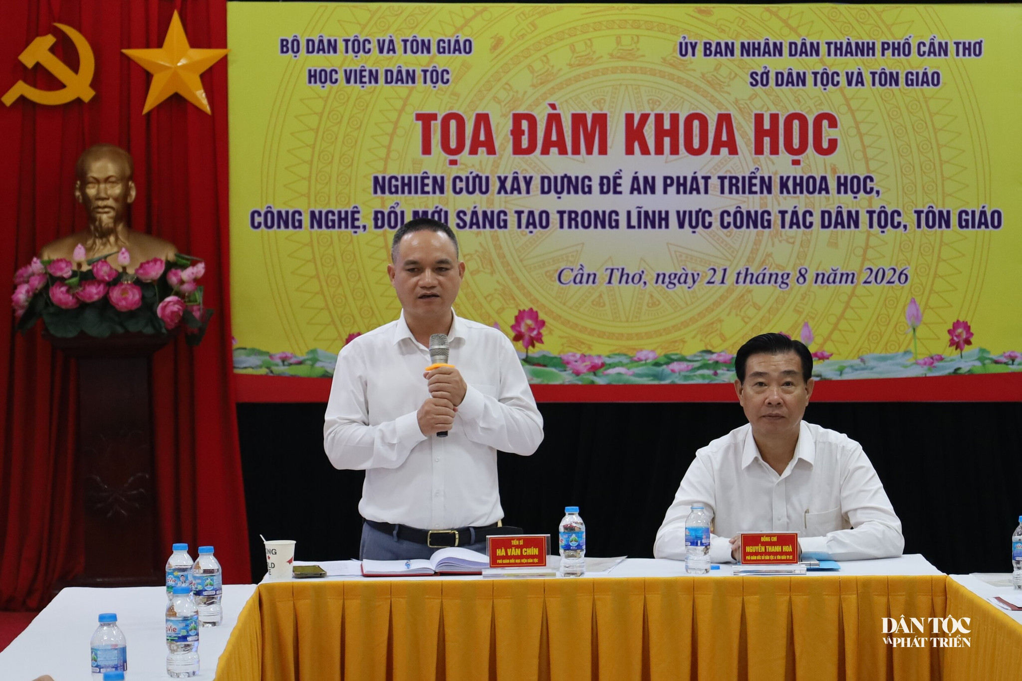 Phó Giám đốc Học viện Dân tộc Hà Văn Chín (bên trái) và Phó Giám đốc Sở Dân tộc và Tôn giáo Nguyễn Thanh Hòa chủ trì tọa đàm.