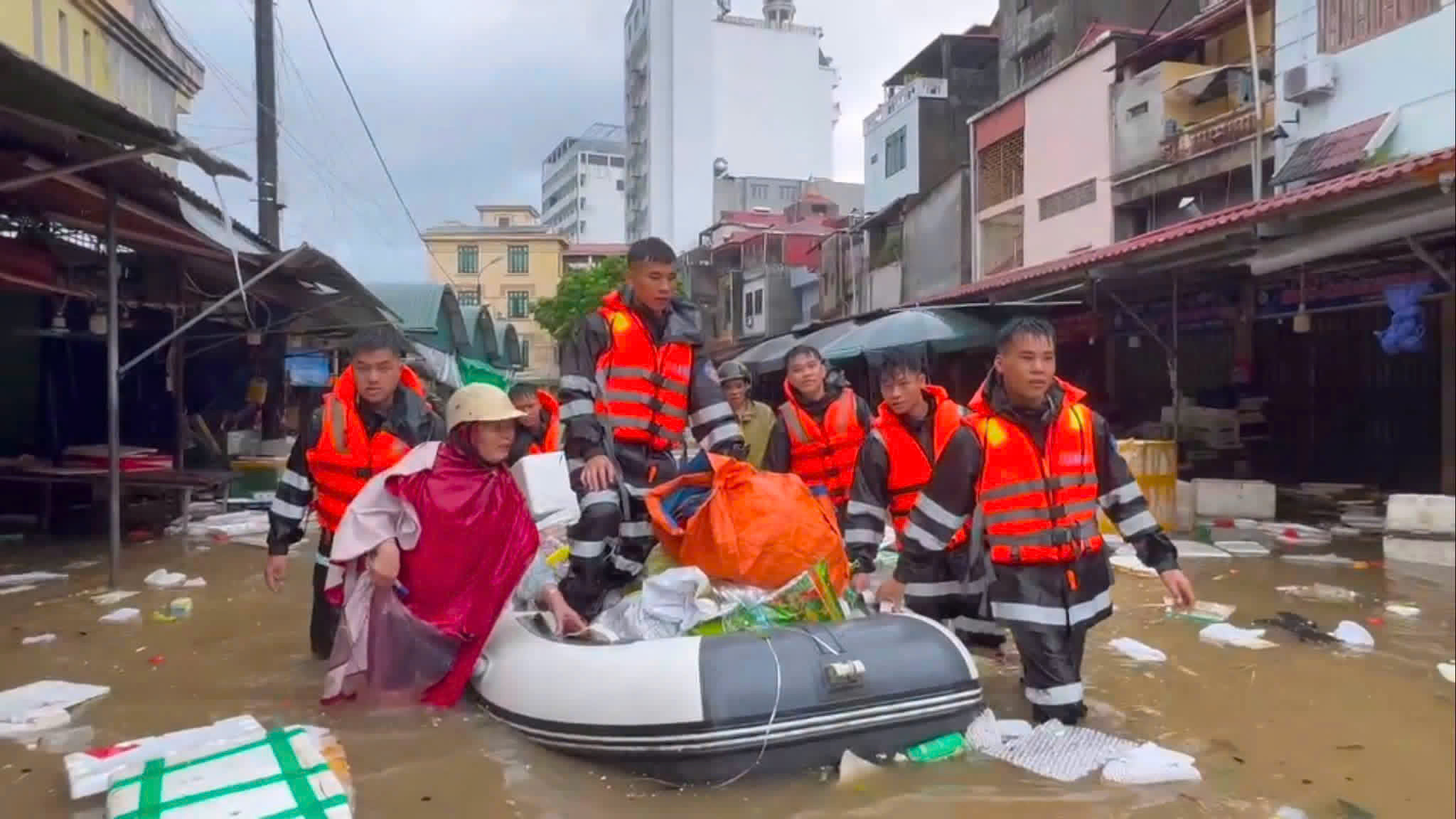 Lạng Sơn: Chợ Giếng Vuông ngập sâu, hàng trăm người chung sức cứu hàng