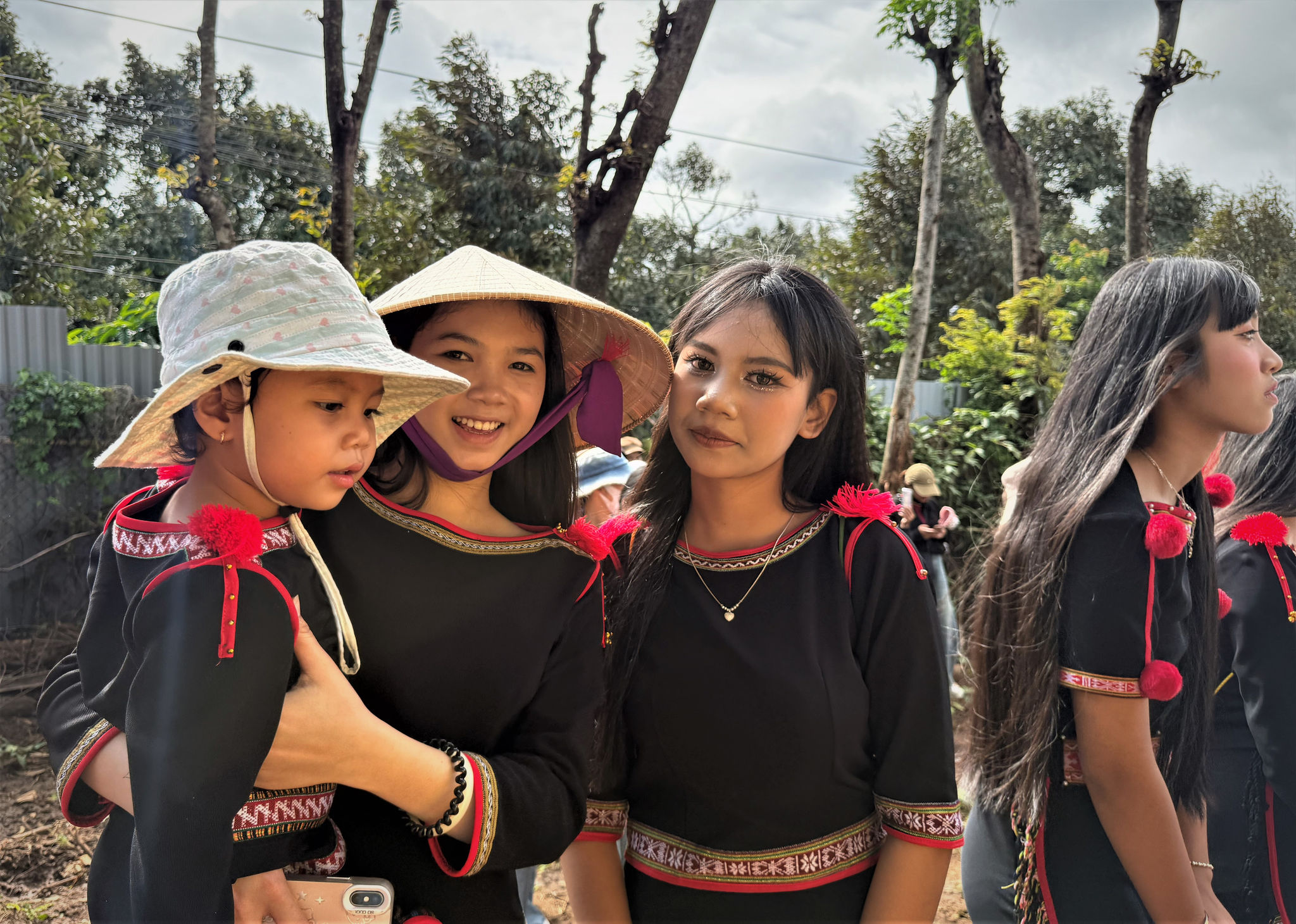 Các em nhỏ thích thú khi thấy hai chú voi