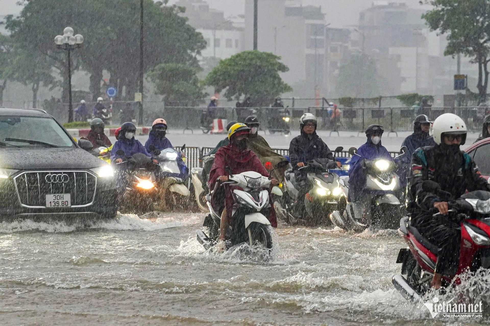 Áp thấp nhiệt đới vẫn di chuyển rất chậm, điểm tên loạt nơi mưa lớn ở miền Bắc