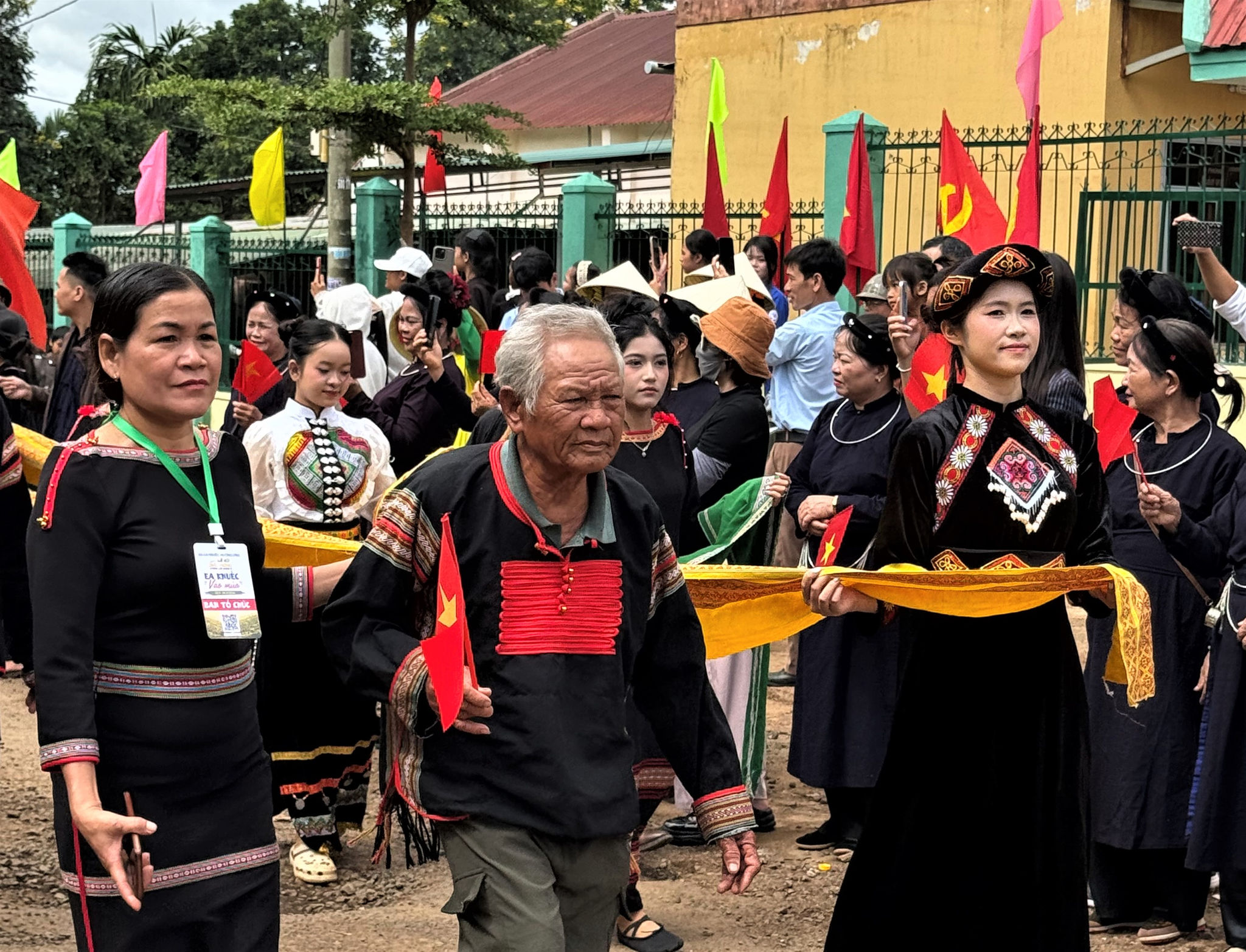 Thầy cúng Y Blieh Ayun cùng người dân rước Nữ hoàng Sầu riêng
