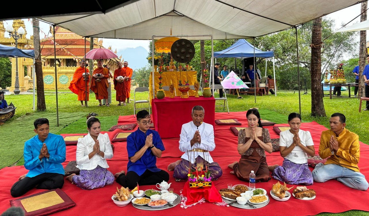 Người Khmer Cần Thơ mang lễ hội Cúng Dừa về Thủ đô 