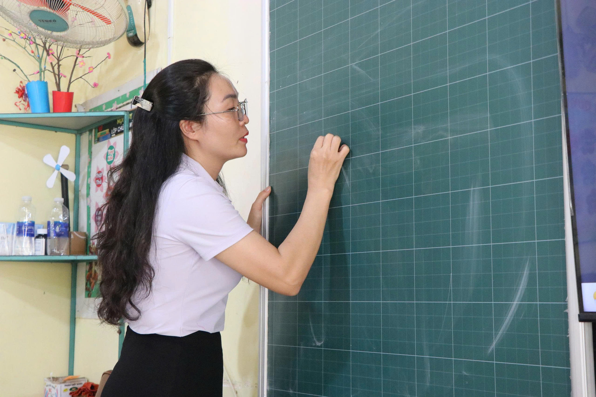 Giáo viên Trường Tiểu học Lương Thế Vinh (xã Ea Wer, tỉnh Đắk Lắk) rèn luyện kỹ năng đọc, viết tiếng Việt cho học sinh chuẩn bị vào lớp 1