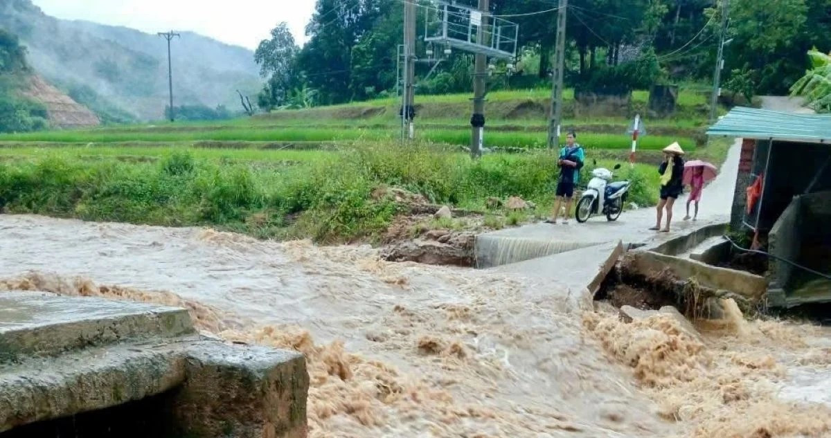 Tràn thôn Pọong bị nước lũ cuốn trôi, giao thông tạm thời chia cắt.