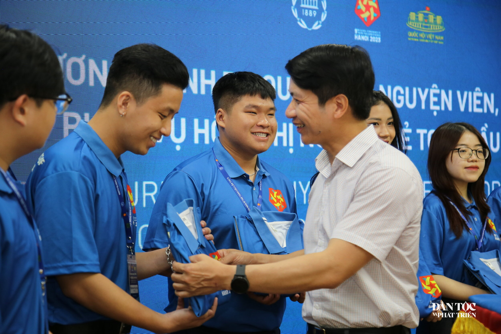 4. Thầy Nam được Trung ương Đoàn TNCS HCM lựa chọn trở thành Liên lạc viên tháp tùng Chủ tịch Liên minh Nghị viện Thế giới IPU