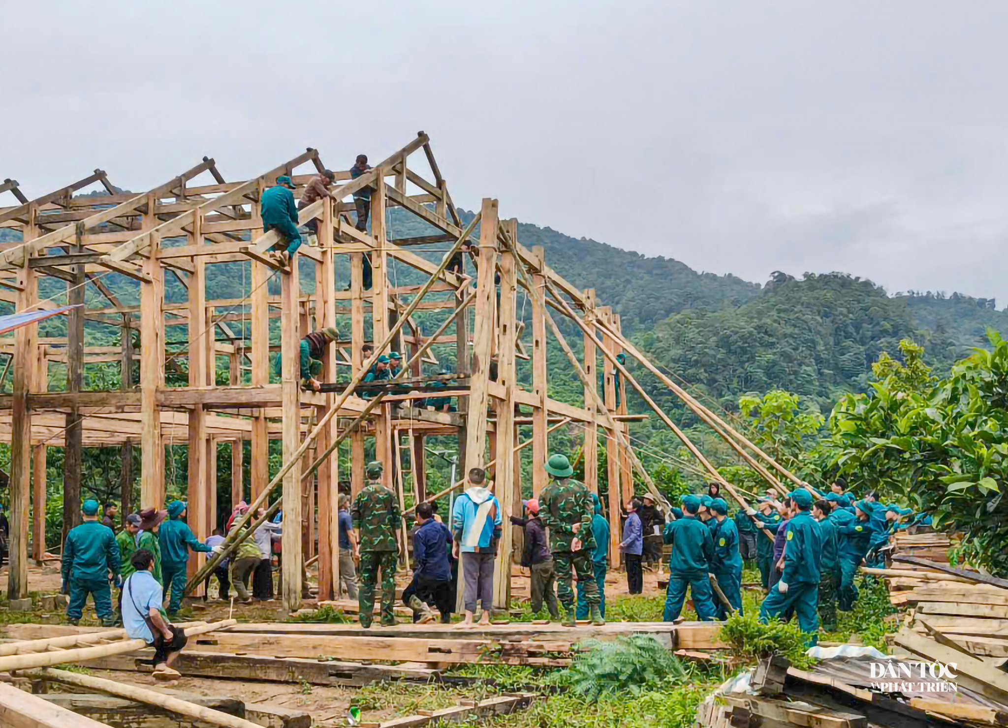 Các lực lượng trong xã chung sức dựng nhà văn hóa thôn Giàng Pằng