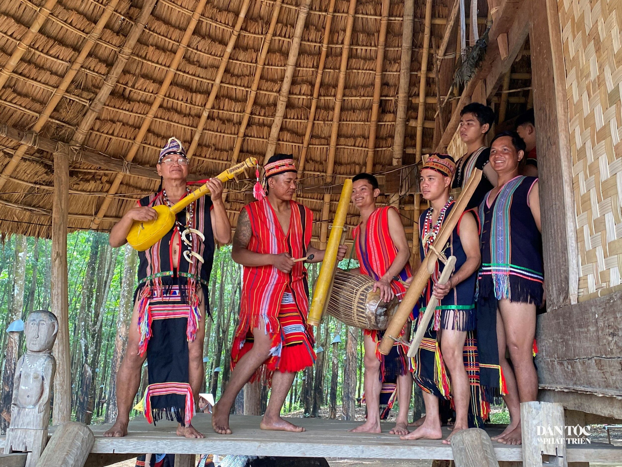Các nghệ nhân người Gié Triêng ở Làng du lịch cộng đồng Đăk Răng, thuộc thôn Đăk Seang, xã Dục Nông trình diễn nhạc cụ truyền thống. Ảnh: Ngọc Chí
