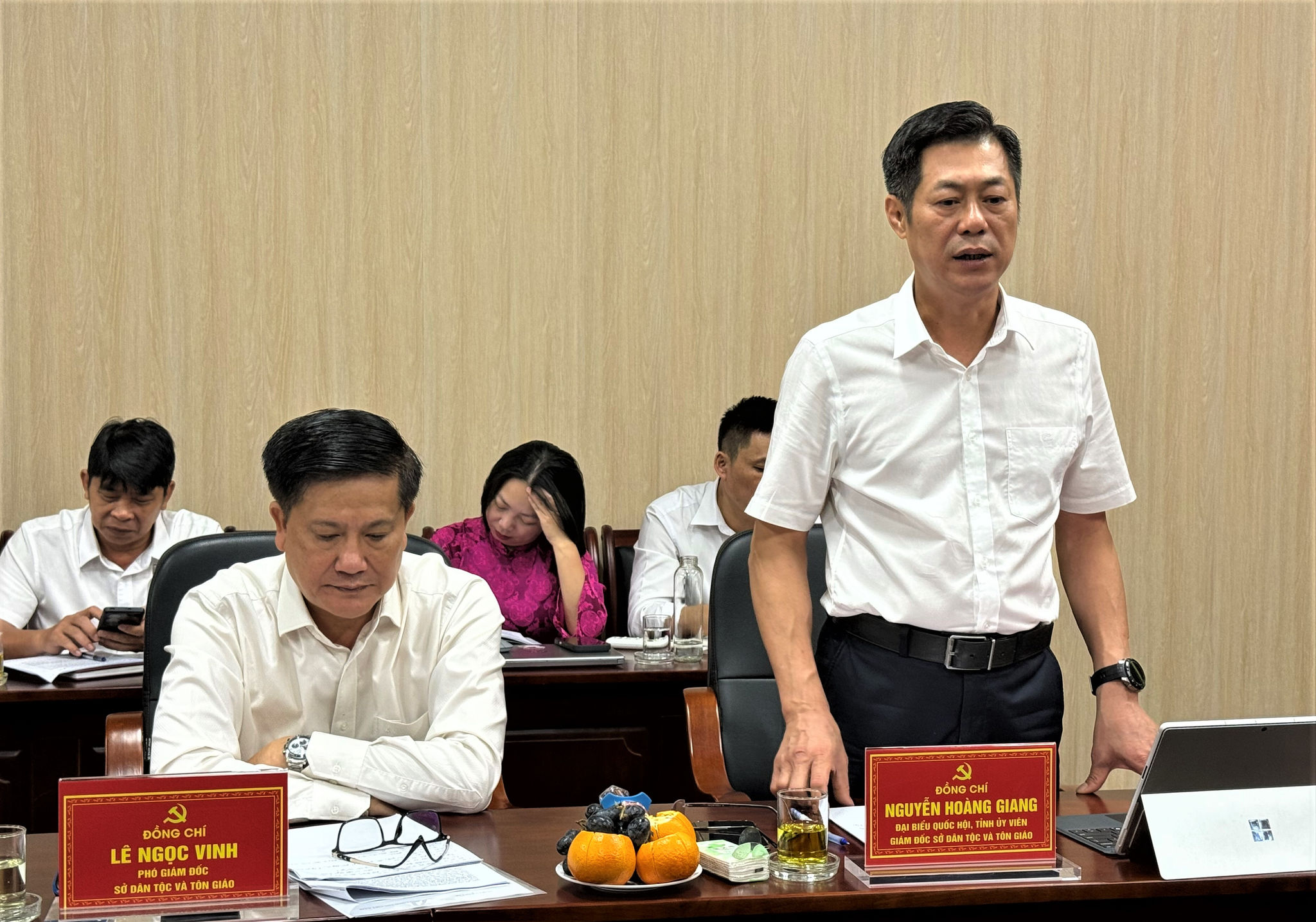 Giám đốc Sở Dân tộc và Tôn giáo tỉnh Đắk Lắk trao đổi các vấn đề liên quan đến thực hiện công tác dân tộc, tôn giáo tại buổi làm việc của Thường trực Tỉnh ủy với Sở