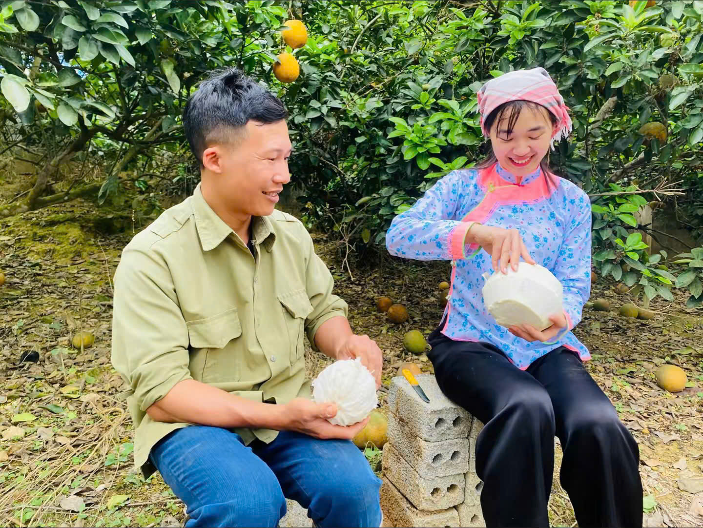 Người dân địa phương thưởng thức đặc sản bưởi ngay tại vườn, khẳng định hương vị đặc trưng ngọt thanh, mọng nước của vùng đất này.