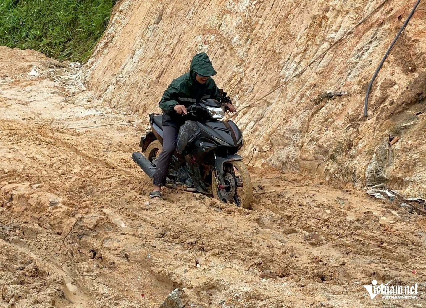 W-a3Thầy cô ở Thanh Hóa vượt suối.jpg