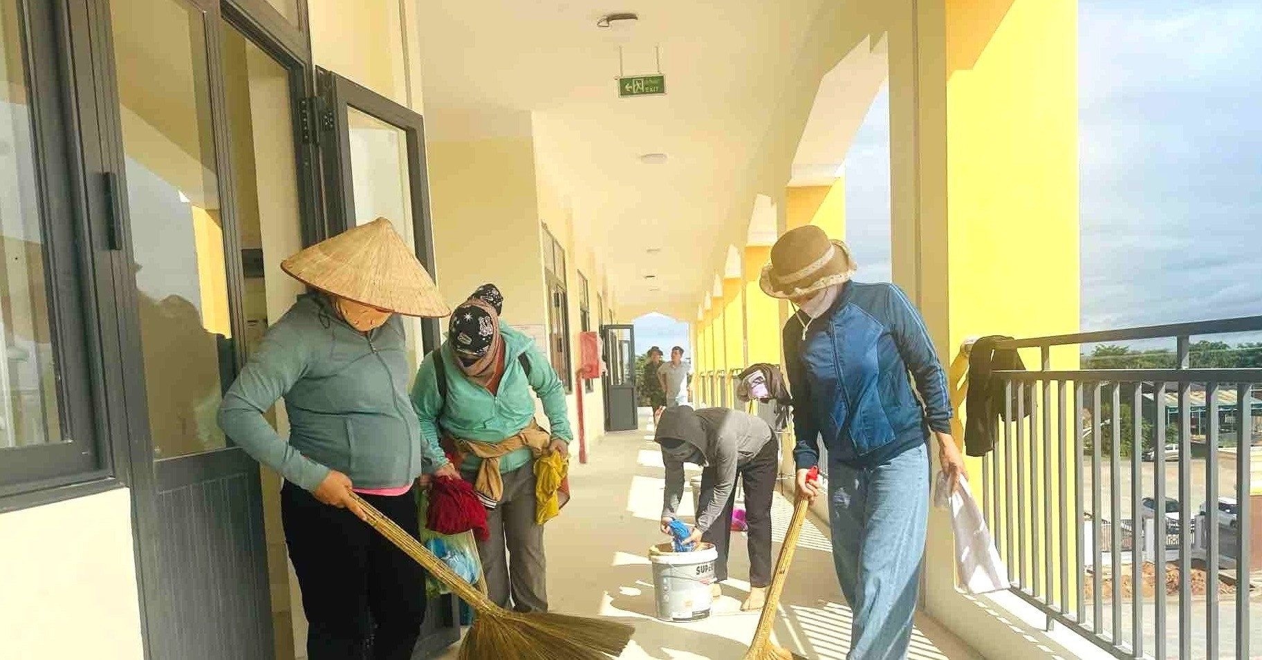 Thầy cô vùng biên tất bật chỉnh trang lớp học, sẵn sàng cho ngày khai giảng 