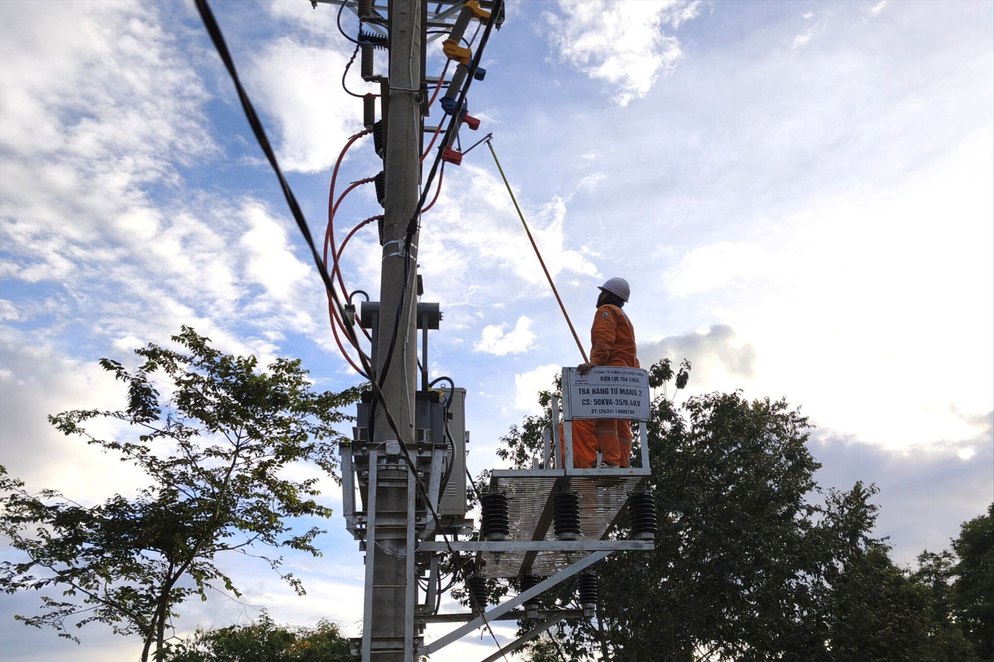 Điện lực Tủa Chùa đóng điện 3 trạm biến áp phục vụ Nhân dân đón Tết Độc lập 2/9 